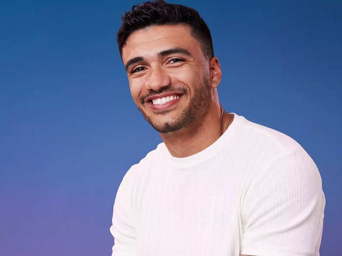 Meet Jonathon Johnson, the 'hopeless romantic' and 'Bachelorette' dark horse who just might win Jenn's heart