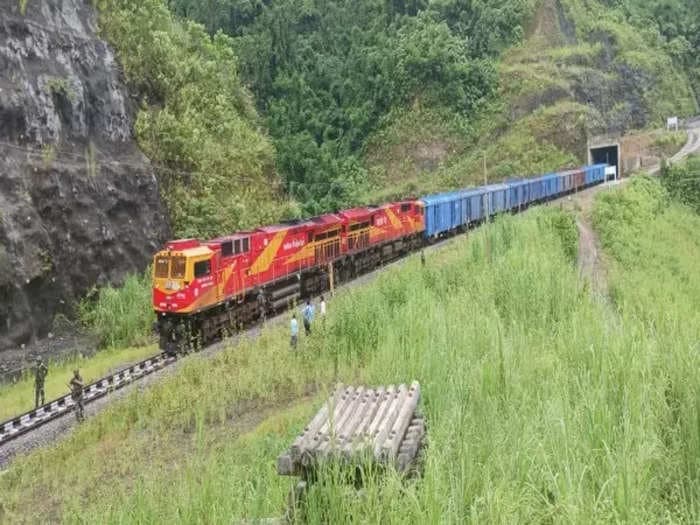 Alert from track heat detection device averts train accident in UP