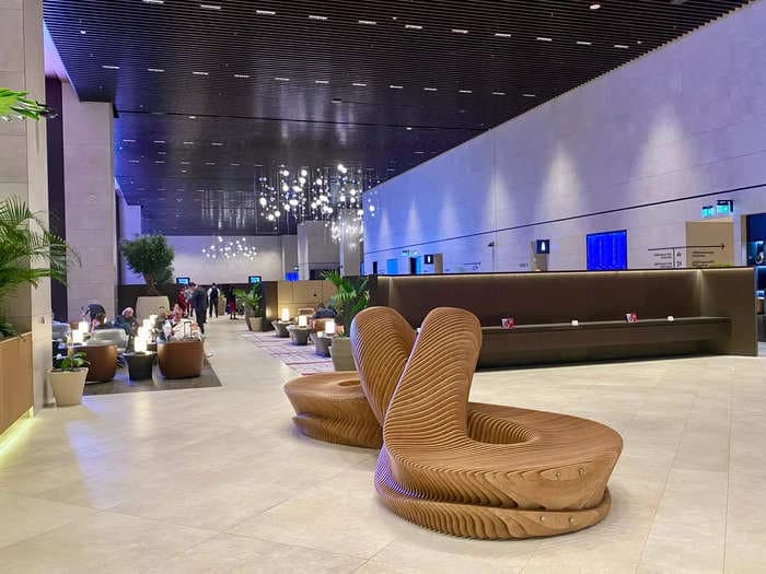 I spent 9 hours in Qatar Airways' newest airport lounge. It had perks, but the quiet rooms felt like a dentist's office.