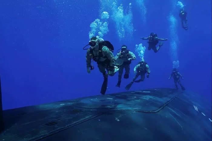 Check out these stunning underwater photos of reconnaissance Marines diving next to a US missile submarine in the open ocean