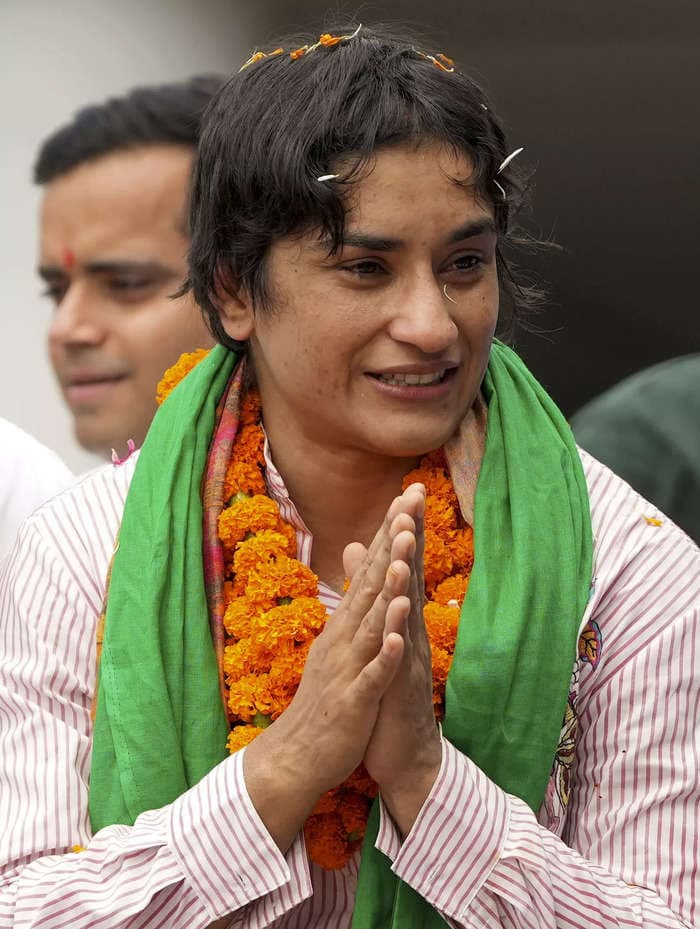 Vinesh Phogat returns to hero's welcome after Paris heartbreak