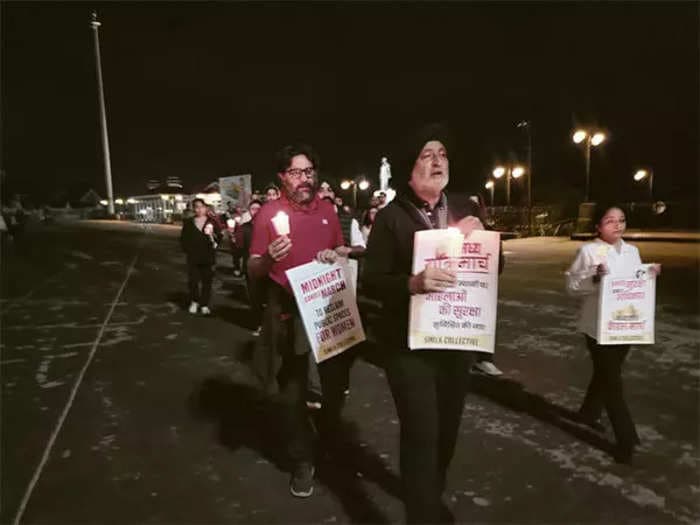 Midnight candle march taken out in Shimla demanding justice for Kolkata doctor