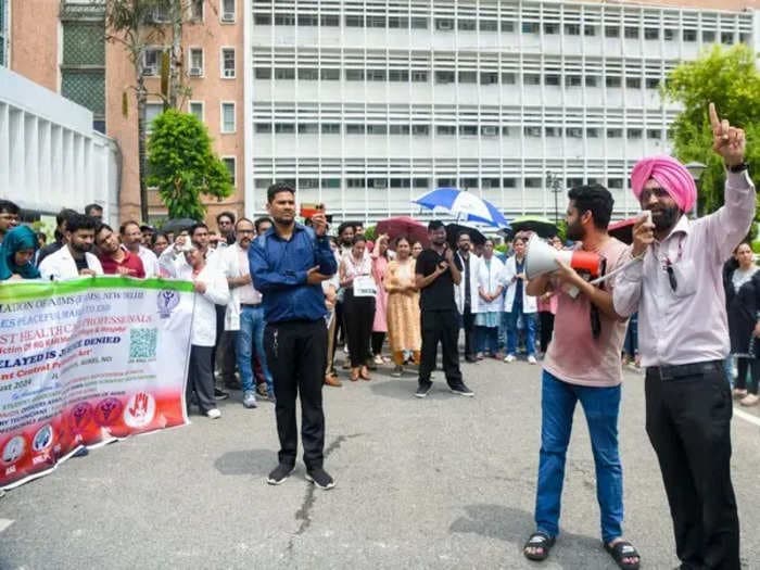 Health professionals at AIIMS calls of 11-day strike after SC's appeal