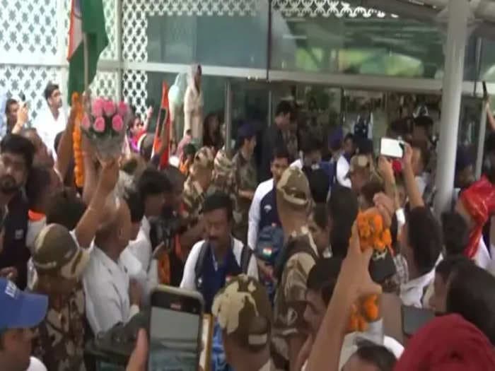 Indian contingent of Paris Paralympics receives rousing welcome on return home