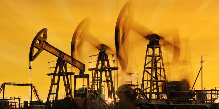 How plunging oil prices could help the US avoid recession