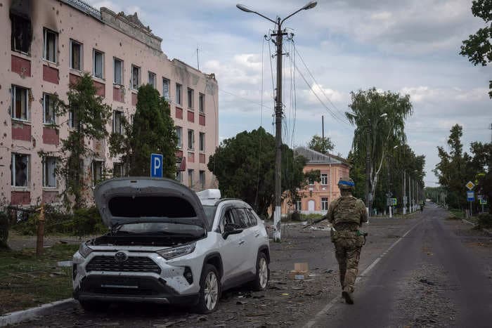 Russia is counterattacking in Kursk and could be trying to split Ukrainian forces, military experts say