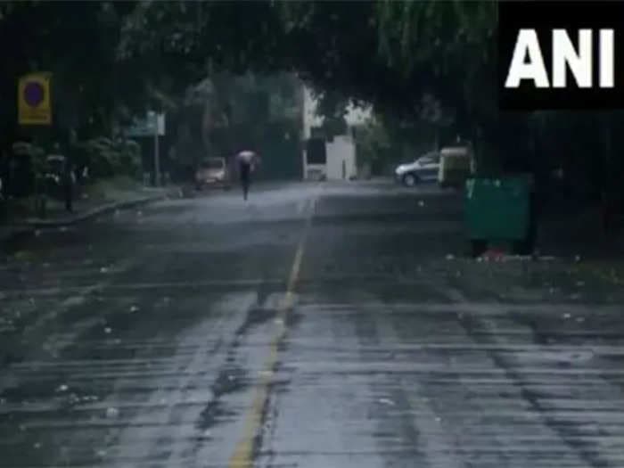 Rain lashes Delhi-NCR, waterlogging and traffic snarls reported