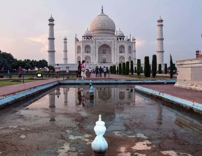 Why is the roof of the Taj Mahal leaking?