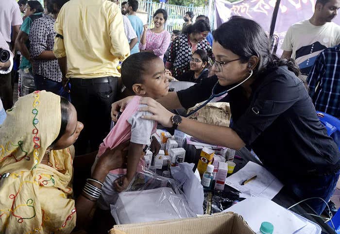 People offer food, umbrellas to agitating doctors; thousands treated at free 'Abhaya' clinic