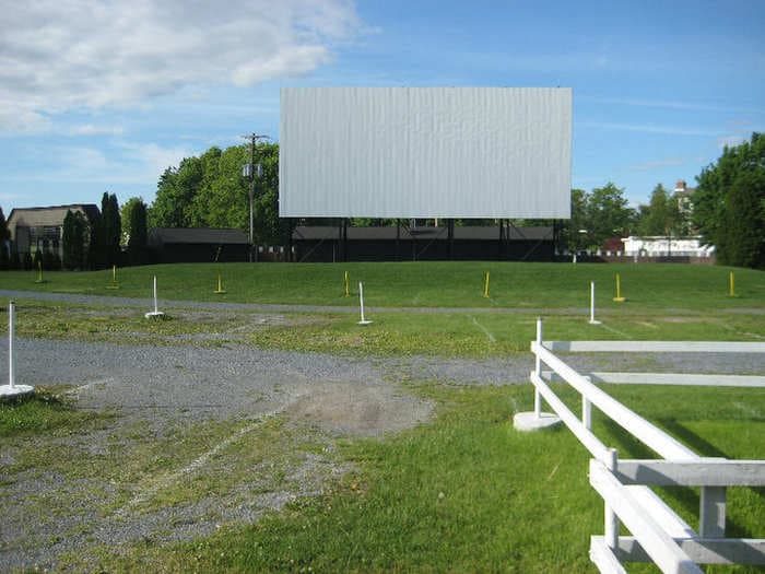 15 Cool Drive-In Theaters Where You Can Watch A Movie Retro-Style