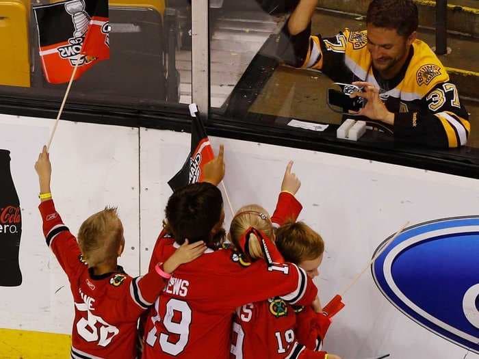 Amazing Photo Shows A Bruins Fan Celebrating With Children Of The Stanley Cup-Winning Blackhawks