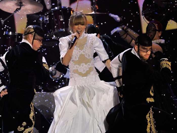 Taylor Swift Performed In A Wedding Dress At The Brit Awards-Here's Today's Buzz