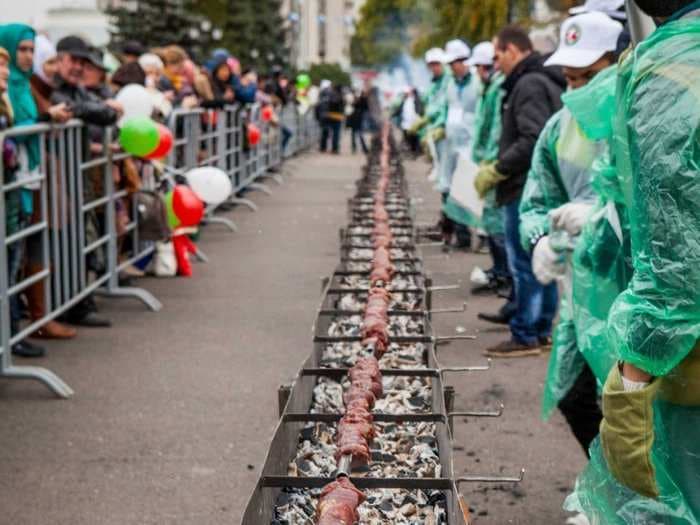 Russia Cooked The World's Longest Kebab This Week [PHOTOS]