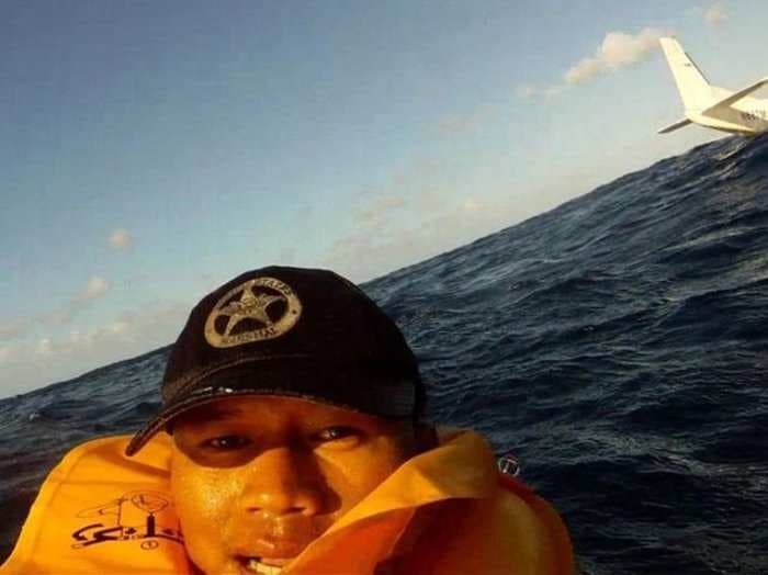 This Guy Took A Selfie While Floating In The Ocean Immediately After His Plane Crashed