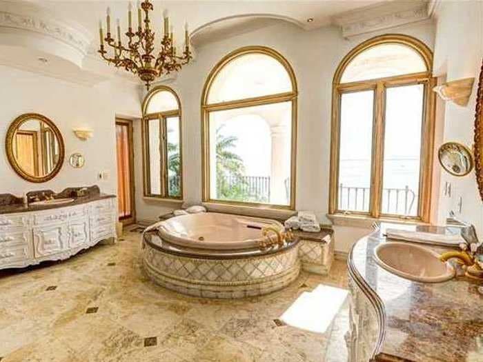 FOR SALE: 14 Mansions With Insanely Luxurious Bathrooms