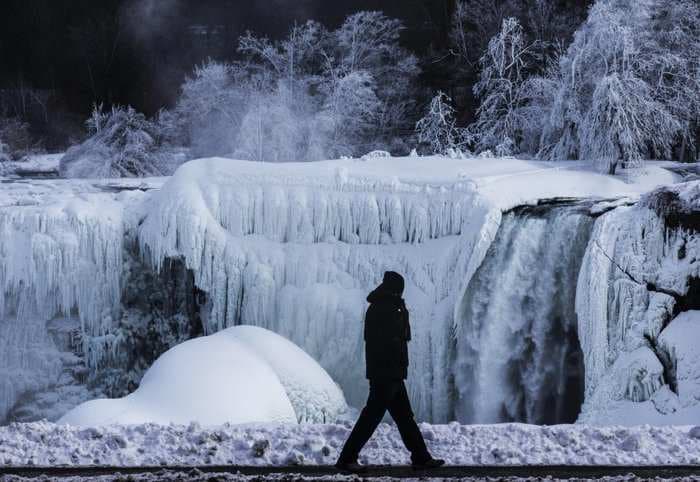 Gorgeous Images Of Partially Frozen Niagara Falls