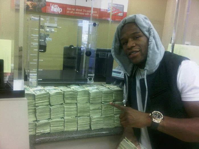 24 Photos Of Floyd Mayweather Flaunting His Insane Wealth