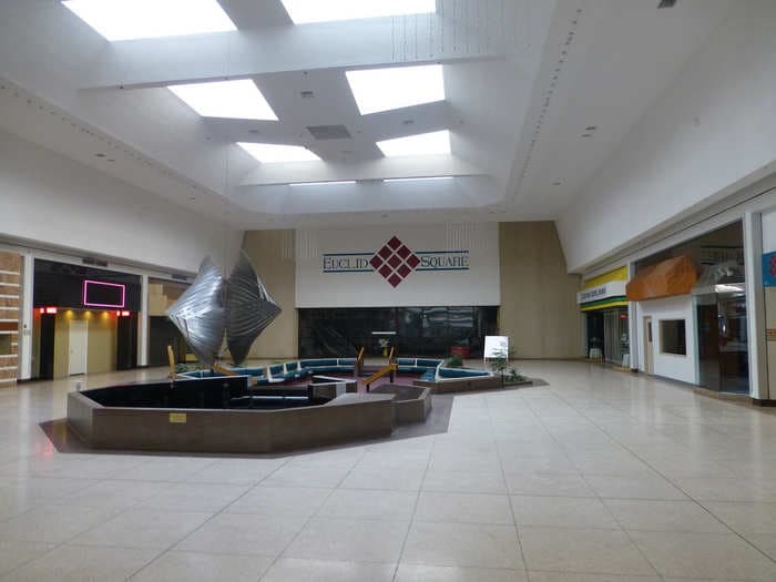 This Deserted Shopping Mall In Ohio Is Incredibly Eerie [PHOTOS]