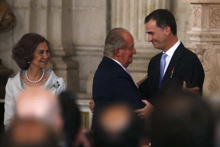 Here's The Moment Spanish King Juan Carlos Abdicated To His Son