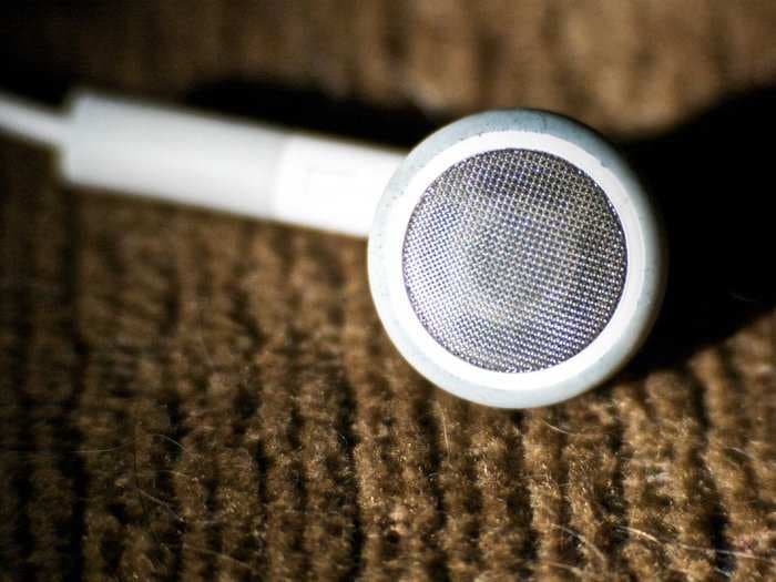 How To Listen To Music And Podcasts On Your Phone When Only One Headphone Works