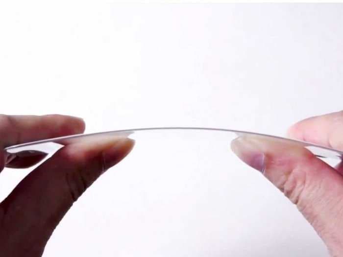 Leaked Video Of What Could Be The iPhone 6's Flexible Sapphire Screen Cover