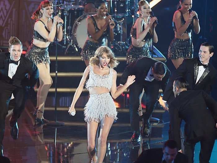 Watch Taylor Swift 'Shake It Off' During MTV VMA Performance