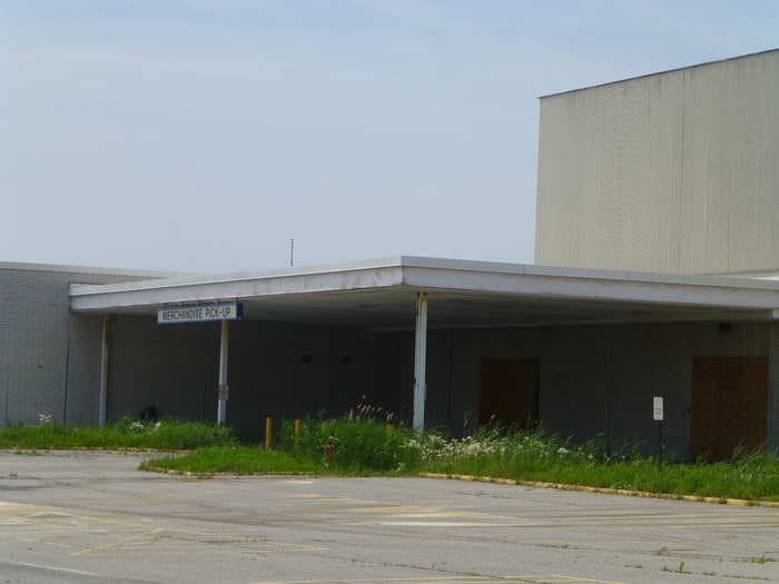 18 Haunting Photos Of Deserted Sears Stores