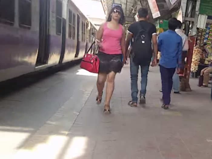 This Video Of A Woman Walking 10 Hours In Mumbai Is Going Viral
[Recreation Of The New York Video]