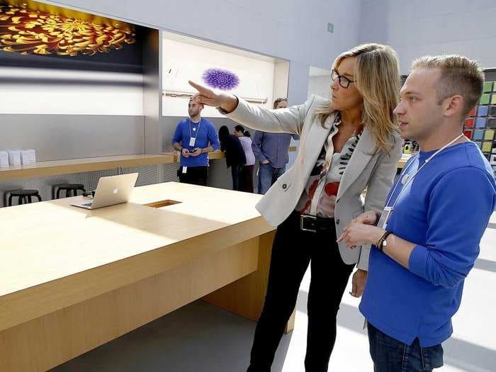 Apple execs express 'great concern' over problems with the Apple Watch launch