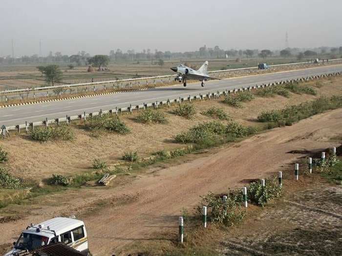 Fighter jet lands on the Expressway to Taj