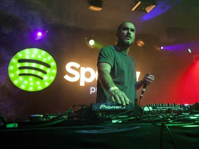 Spotify shows its iPhone users how to save $3 by avoiding Apple's App Store