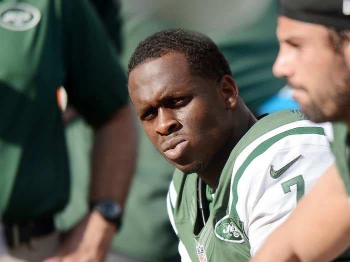 Jets quarterback Geno Smith gets sucker-punched by a teammate, out 6-10 weeks with a broken jaw