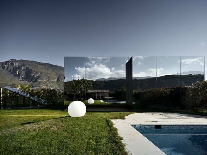 22 beautiful photos of mirror houses disappearing into their surroundings