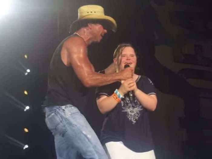 Country star Kenny Chesney invited a fan on stage who then stayed for 10 minutes, and his reaction was amazing