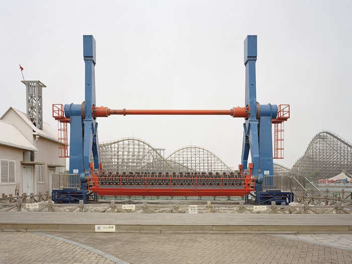 These photos of Chinese theme parks that become ghost towns in the off-season are both creepy and serene