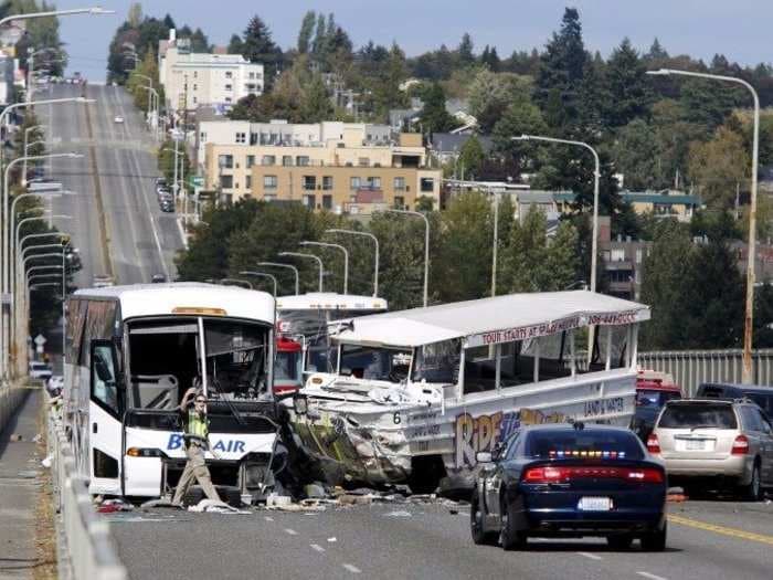 2 tour buses collided on a bridge in Seattle: 4 dead