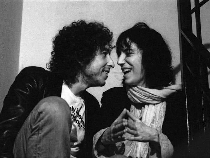 14 behind-the-scenes photos showing Bob Dylan joking around with his famous friends backstage