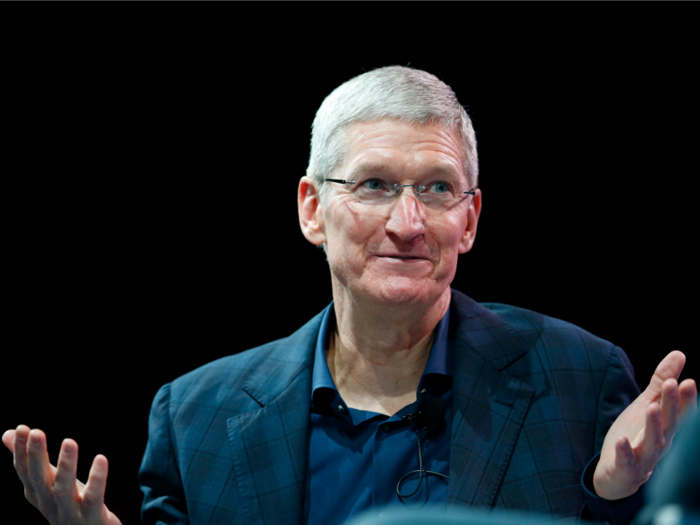 People are making fun of Tim Cook's blurry Super Bowl photo