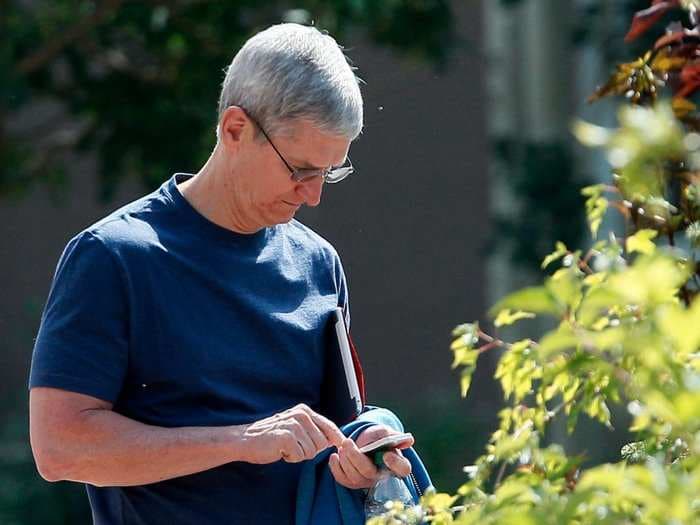 Tim Cook deleted the blurry Super Bowl photo that the internet thought was hilarious