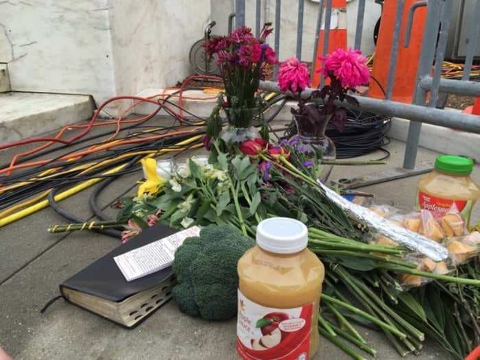 People are leaving applesauce and broccoli at Antonin Scalia's memorial