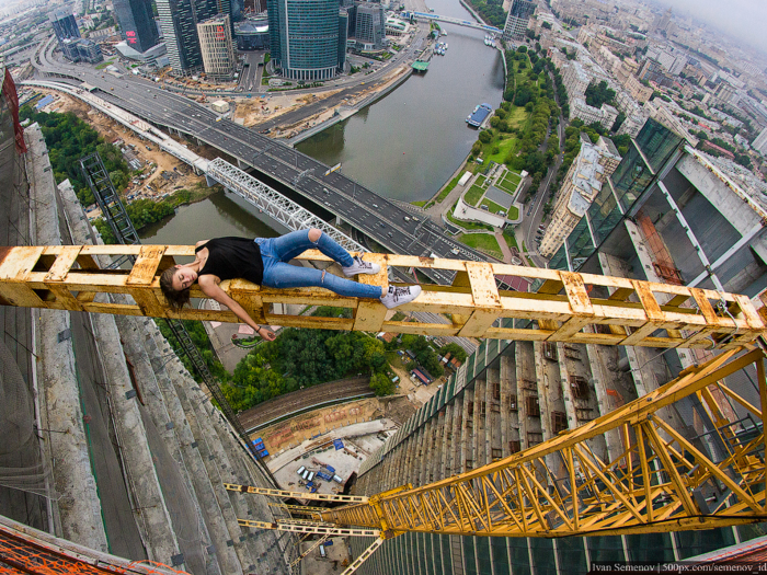 These daredevils scale skyscrapers to take photos from dizzying heights