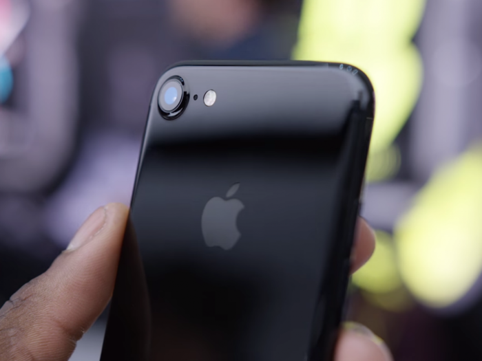 Here's how to decide between the jet black iPhone 7 and the matte black one