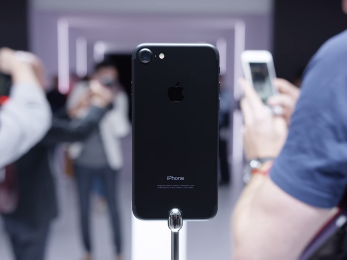 Here's how to decide between the jet black iPhone 7 and the matte black one