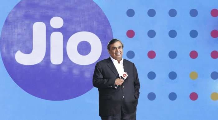 <em>Demonetisation effect: Reliance
Jio offers crazy deals to fight cash ban</em>