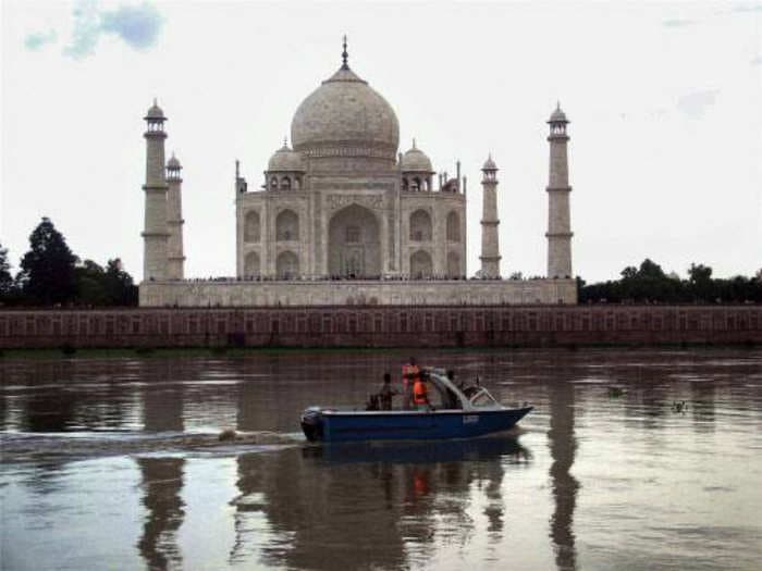 You can soon travel from Delhi
to Agra on boat
