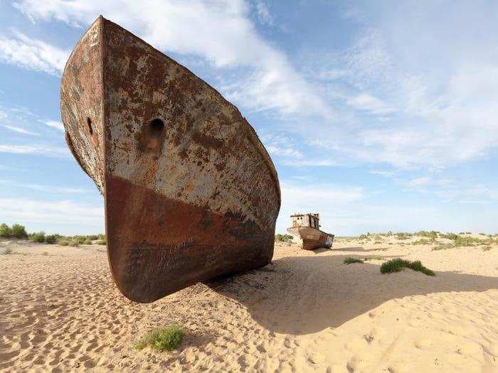 Incredible photos of an eerie ship graveyard in the middle of the Uzbekistan desert