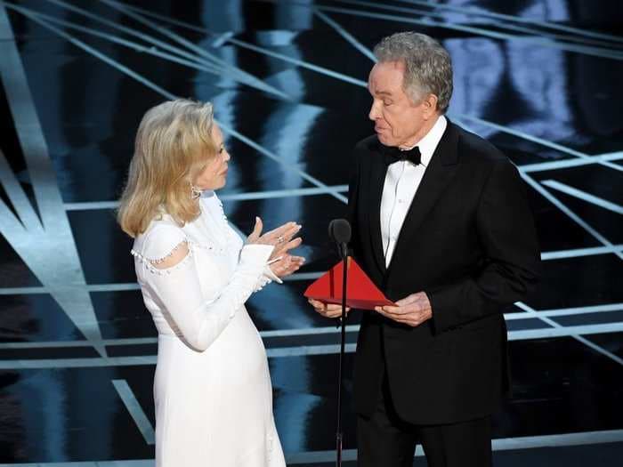 It seems like we know exactly how the wrong Oscar envelope got into Warren Beatty's hands