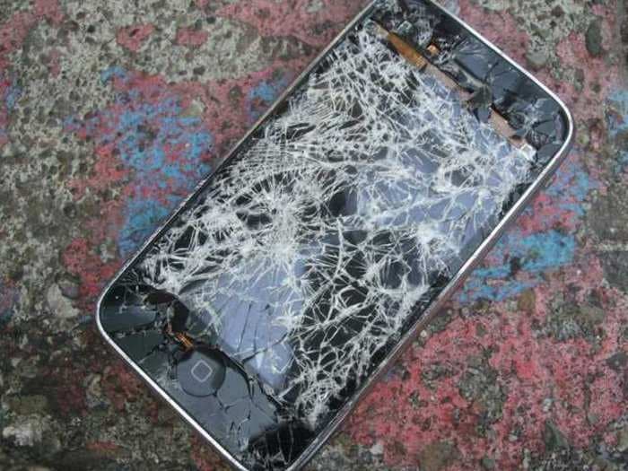 Scientists just invented a smartphone screen material that can repair its own scratches