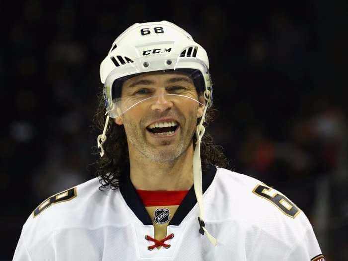 NHL legend Jaromir Jagr is a free agent and is airing out his frustrations on Twitter over not getting calls