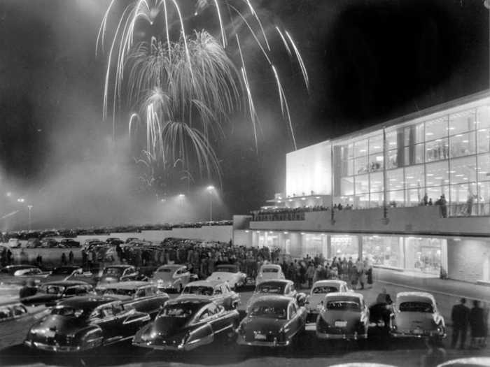 These photos show even the oldest mall in America isn't immune to the 'retail apocalypse'